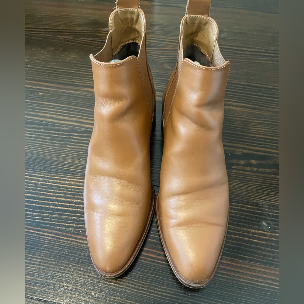 Everlane Tan Chelsea Boots